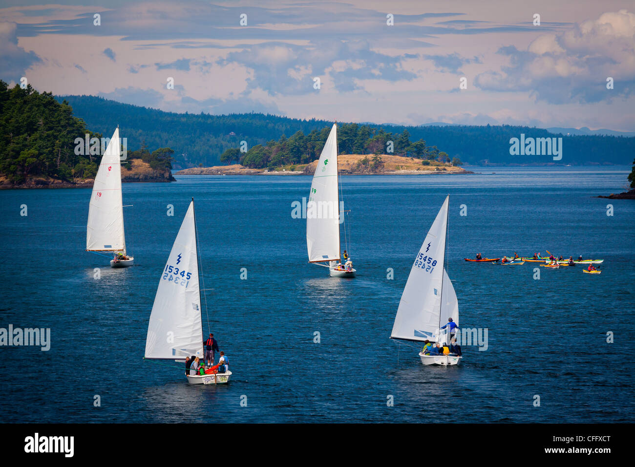 Segelboote und Kajaks in der Puget Sound Stockfoto