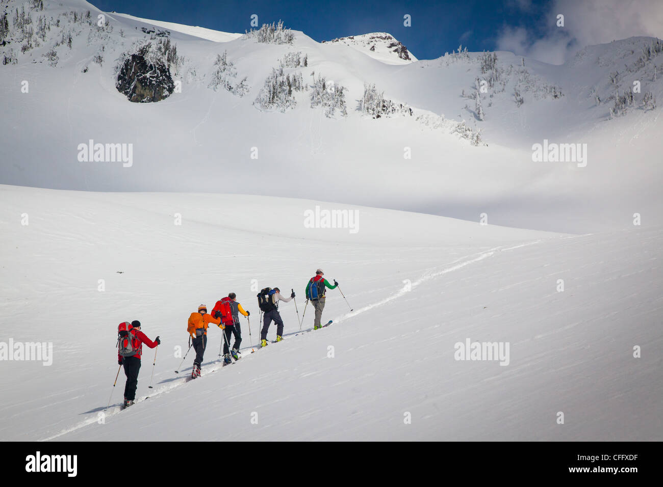 Schneeschuhwanderer auf dem Grat Mazama Schneeschuh-Trail auf dem Mount Rainier im US-Bundesstaat Washington Stockfoto