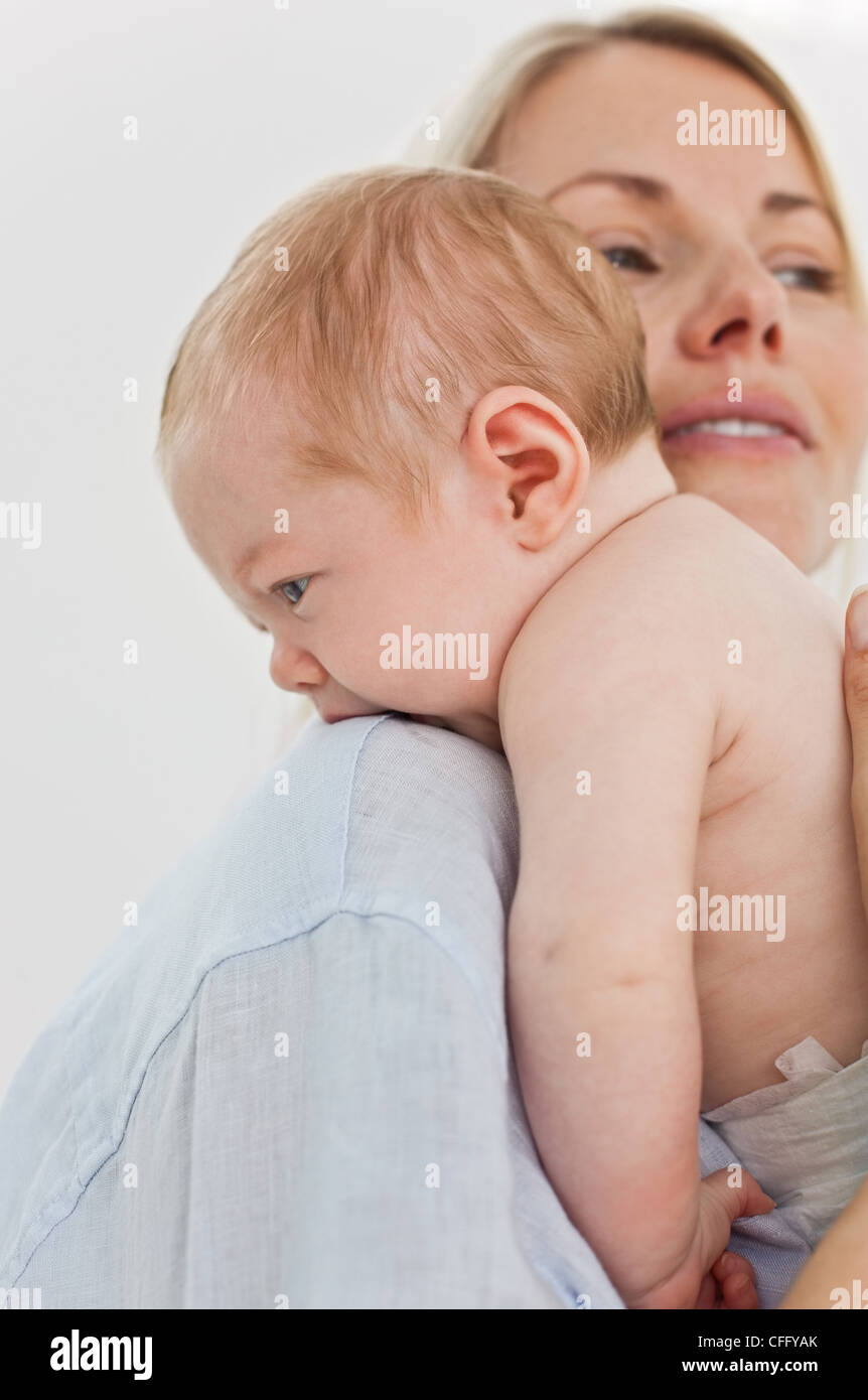 Mutter umarmt ihr baby Stockfoto