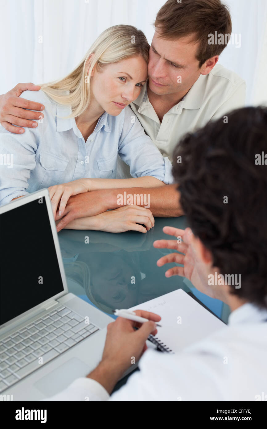 Traurig paar immer schlechte Nachrichten von ihrem Arzt Stockfoto