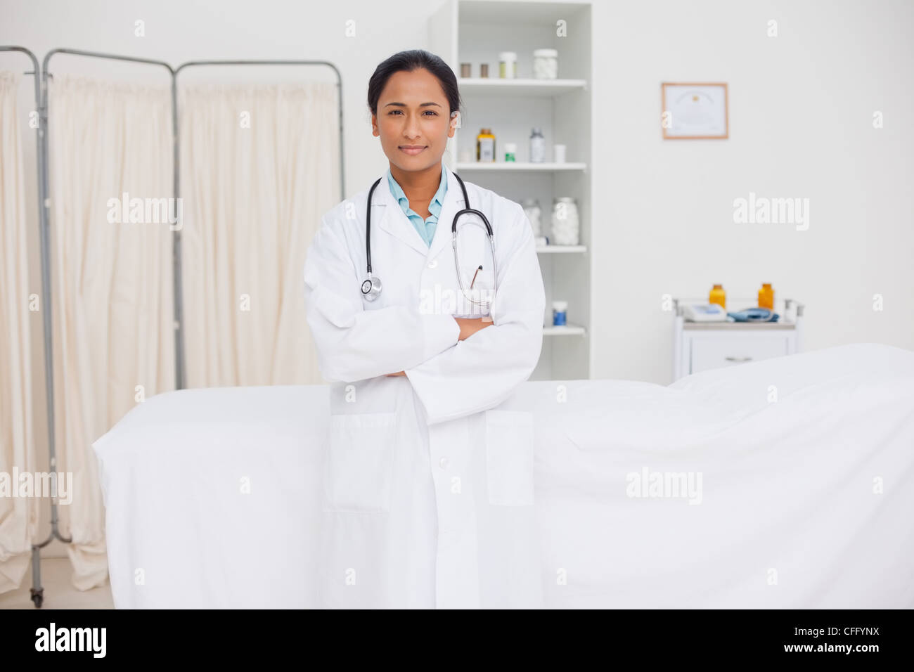 Junger Arzt über ihre Arme in einem Krankenzimmer Stockfoto