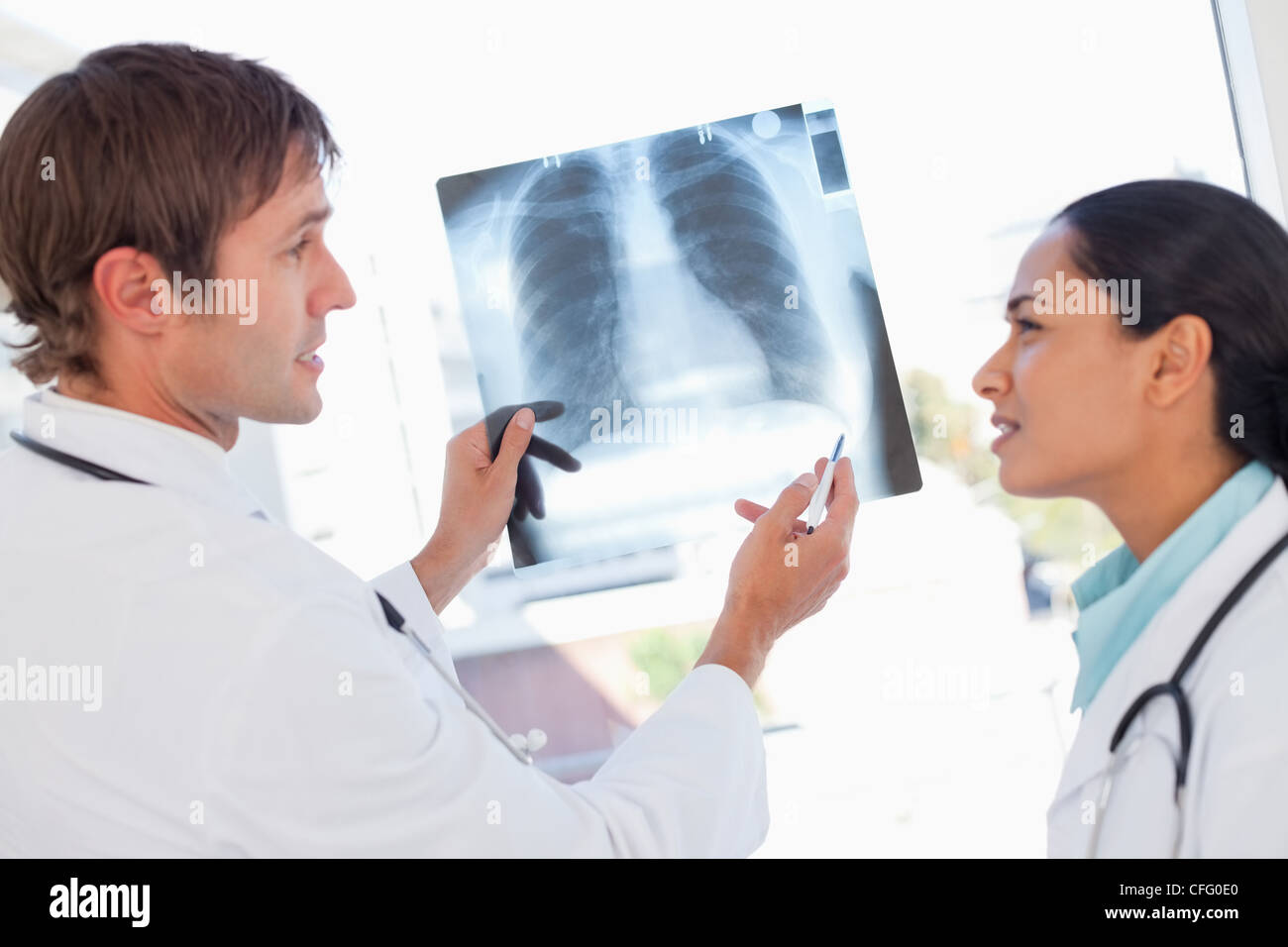 Ernsthafte Ärzte sprechen über ein Röntgen-Thorax Stockfoto