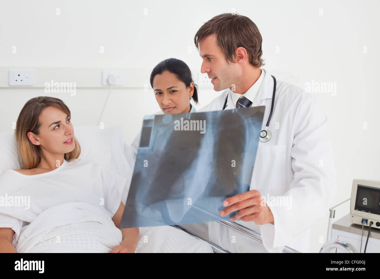 Ernst Arzt im Gespräch mit Patienten über ihre Röntgen-Thorax Stockfoto