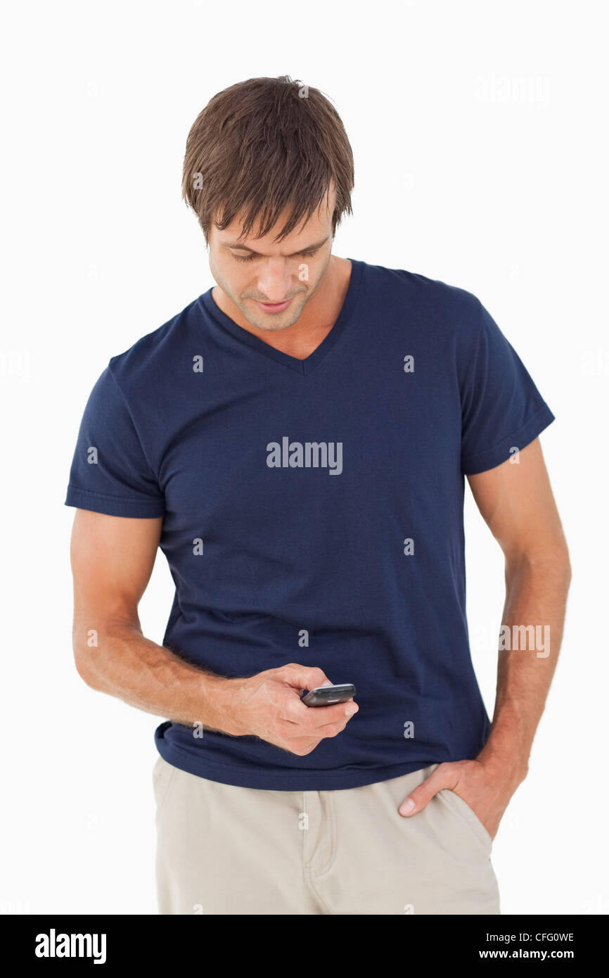 Entspannter Mann eine SMS mit dem Handy Stockfoto