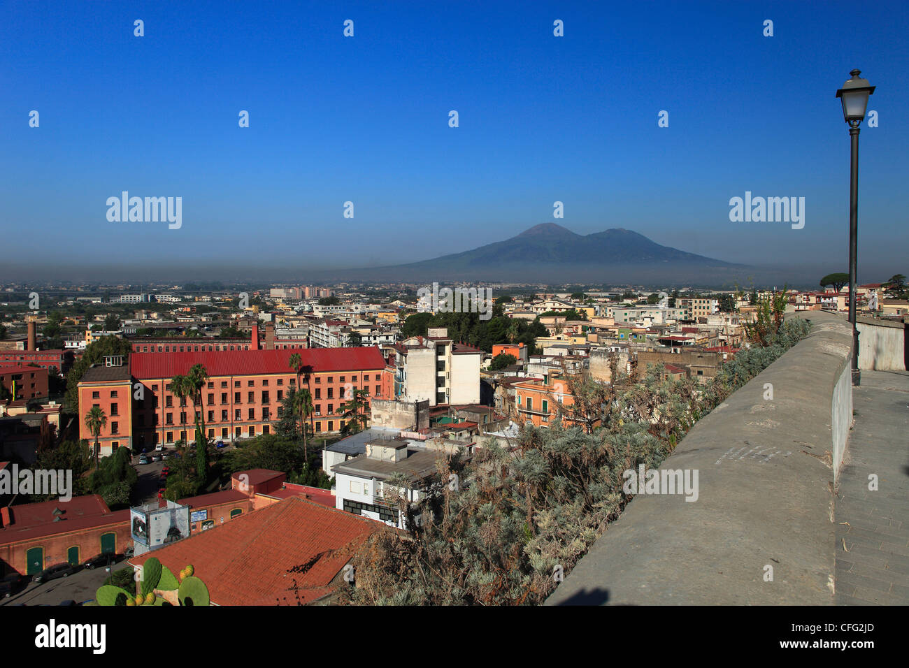 Italien, Kampanien, Sarno, Blick auf die Stadt und den Vesuvio Stockfoto