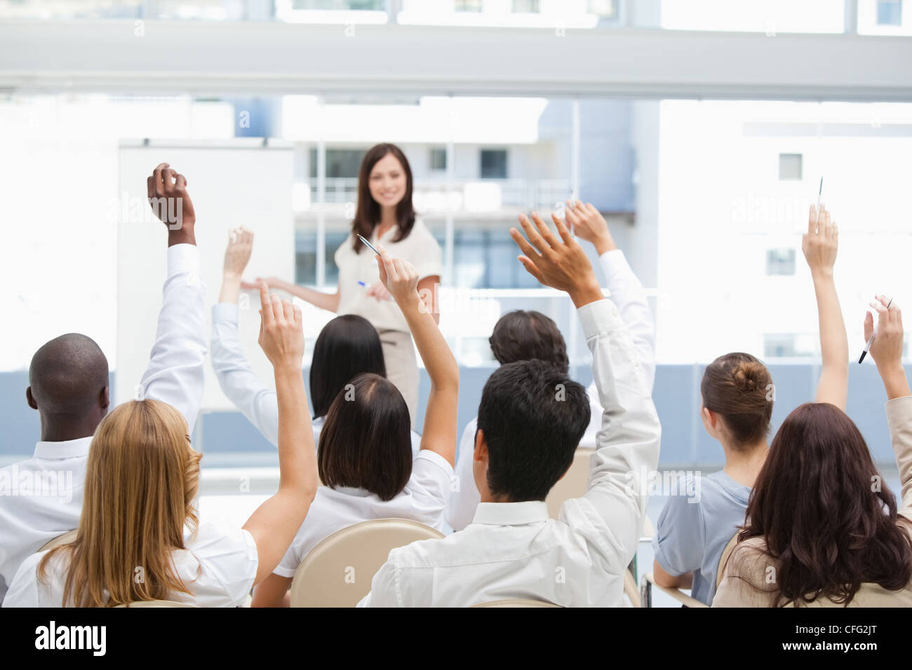 Heben ihre Arme beim Betrachten einer Geschäftsfrau Publikum Stockfoto