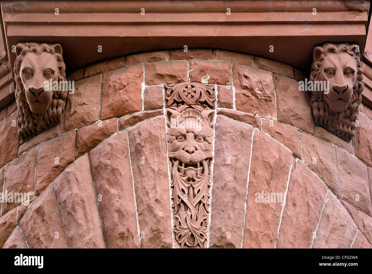 Einer der vielen Wasserspeier auf Gebrüder Hornor Gebäude der Stadt von Clarksburg, West Virginia Stockfoto