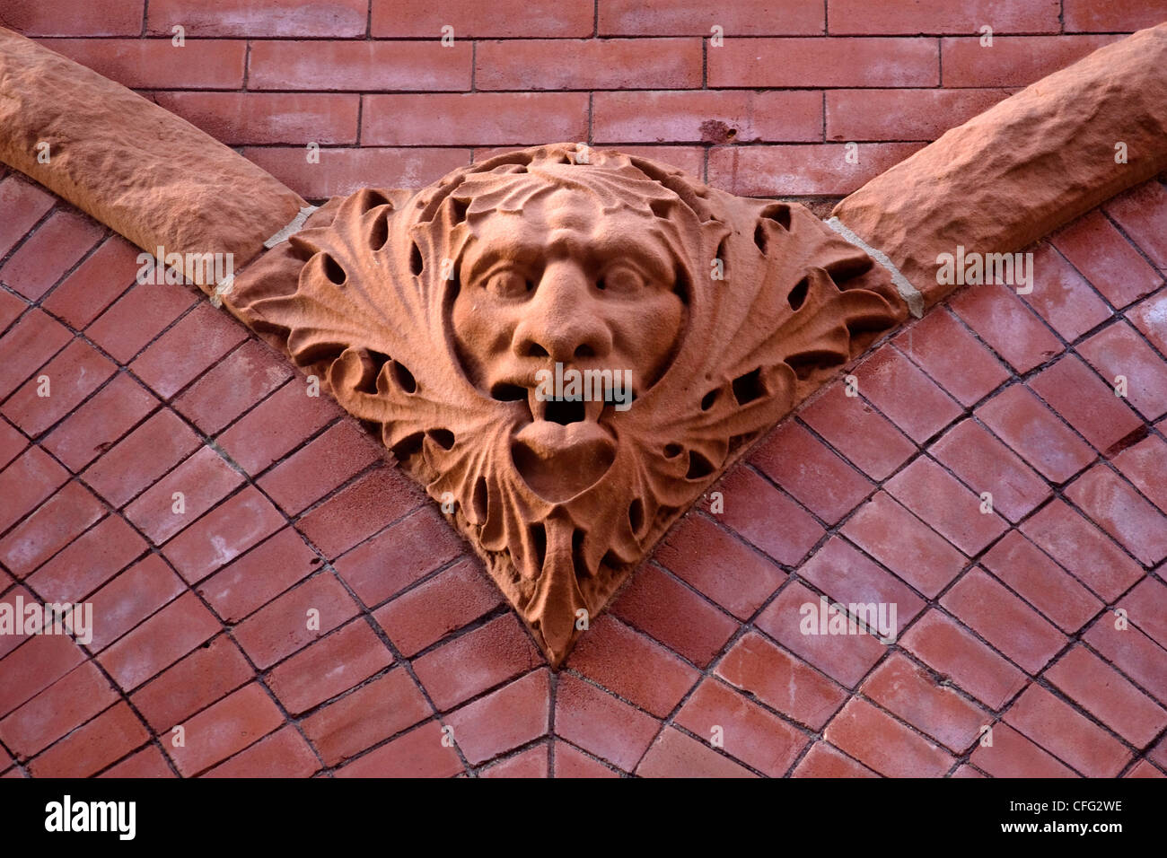 Einer der vielen Wasserspeier auf Gebrüder Hornor Gebäude der Stadt von Clarksburg, West Virginia Stockfoto