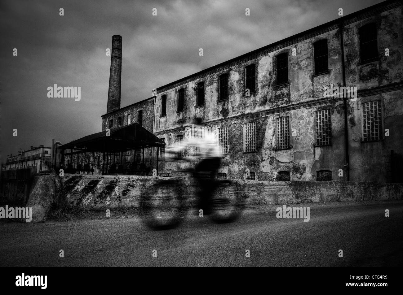 Biker in der Nähe von verlassenen Fabrik Stockfoto