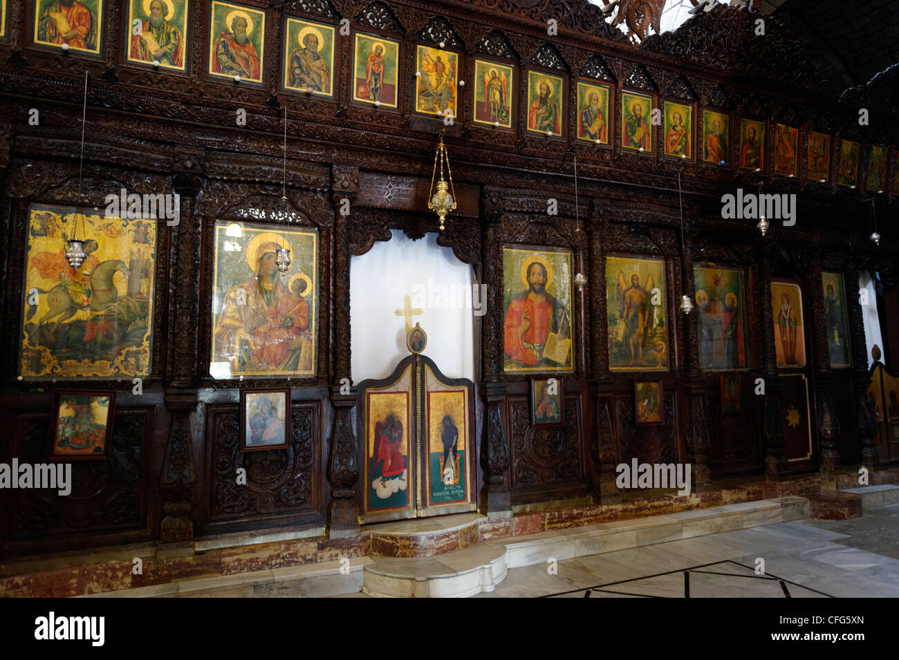 St. George Kloster. Syrien. Ansicht der geschnitzten hölzernen Ikonostase geschmückt mit gold gemalten Szenen aus dem Leben Christi Stockfoto