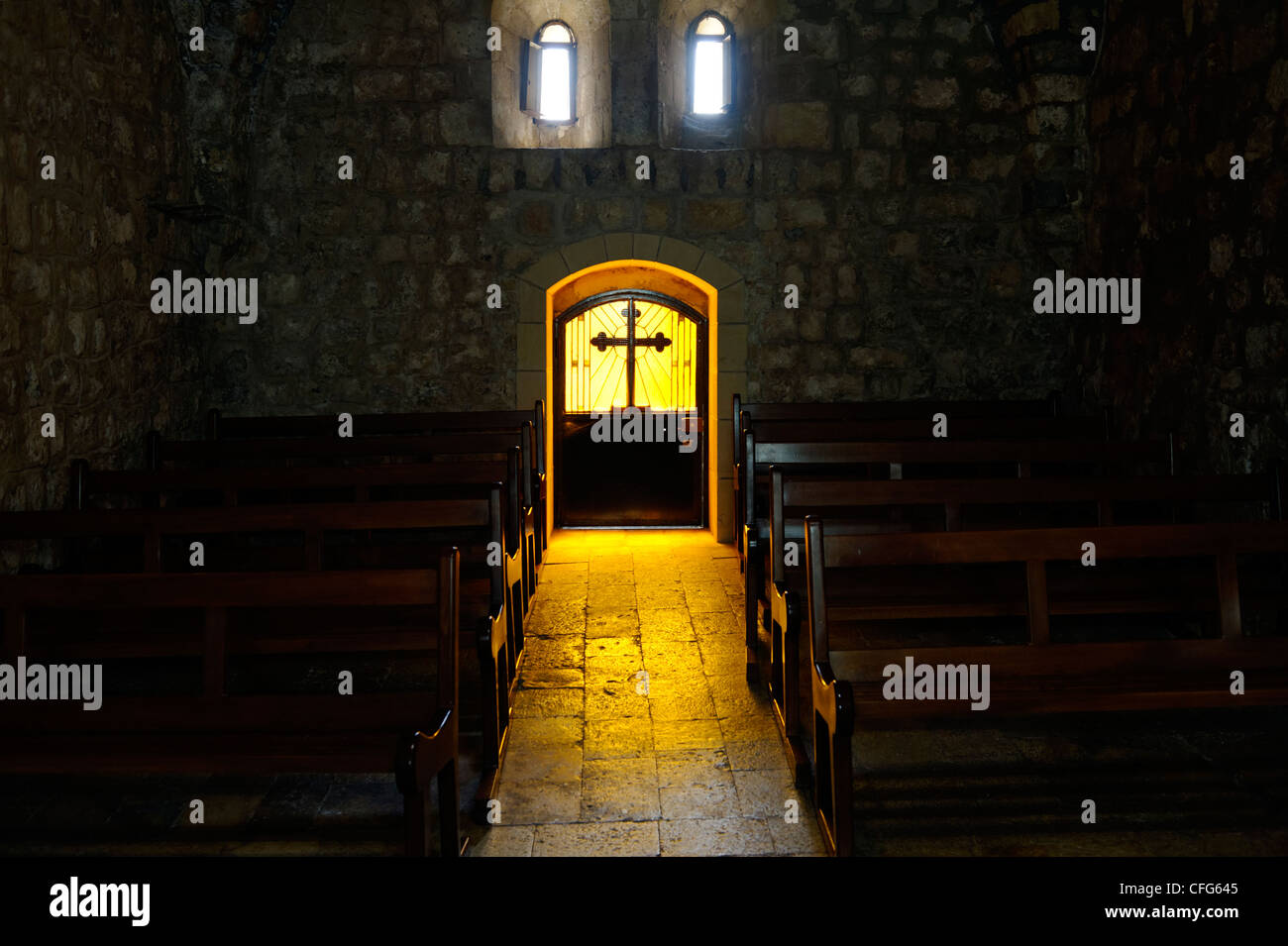 St. George Kloster. Syrien. Blick auf Golden Glow von Fleck Glastür verziert mit Kreuz im Inneren des dreizehnten Jahrhunderts Stockfoto