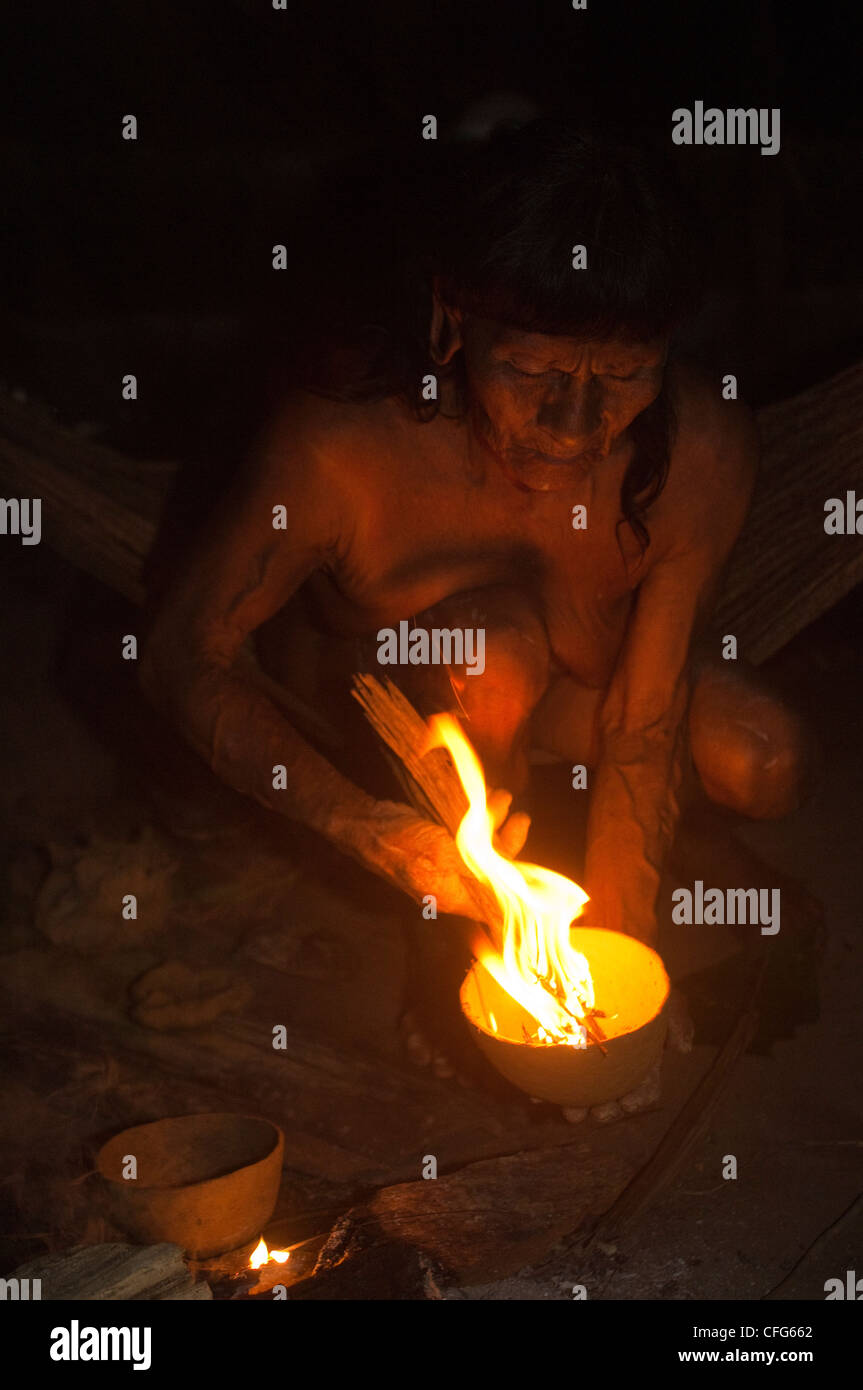 Huaorani Indianerin machen einen Tontopf. Gabaro Gemeinschaft, Yasuni Nationalpark, Amazonas Regenwald, Ecuador, Südamerika. Stockfoto