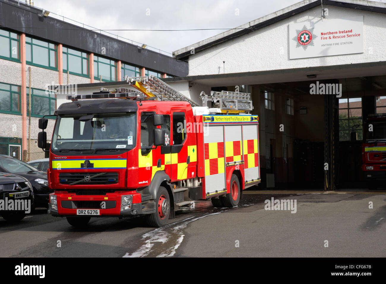 Nordirland Feuer und Rettung Service NIFRS Feuerwehrauto bei Antrim Stadt Feuerwache Grafschaft Antrim Nordirland Vereinigtes Königreich Stockfoto