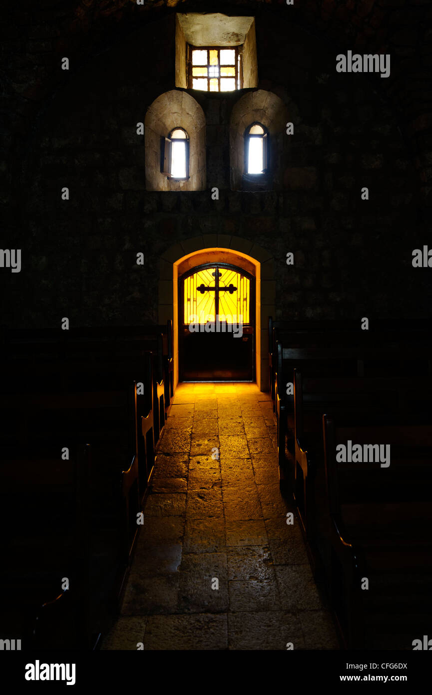 St. George Kloster. Syrien. Blick auf Golden Glow von Fleck Glastür verziert mit Kreuz im Inneren des dreizehnten Jahrhunderts Stockfoto