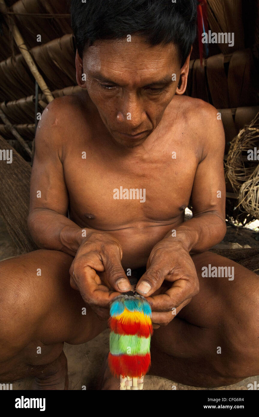 Huaorani Indianer, Tage Kaiga, die Federkrone. Gabaro Gemeinschaft, Yasuni Nationalpark, Amazonas, Ecuador Stockfoto