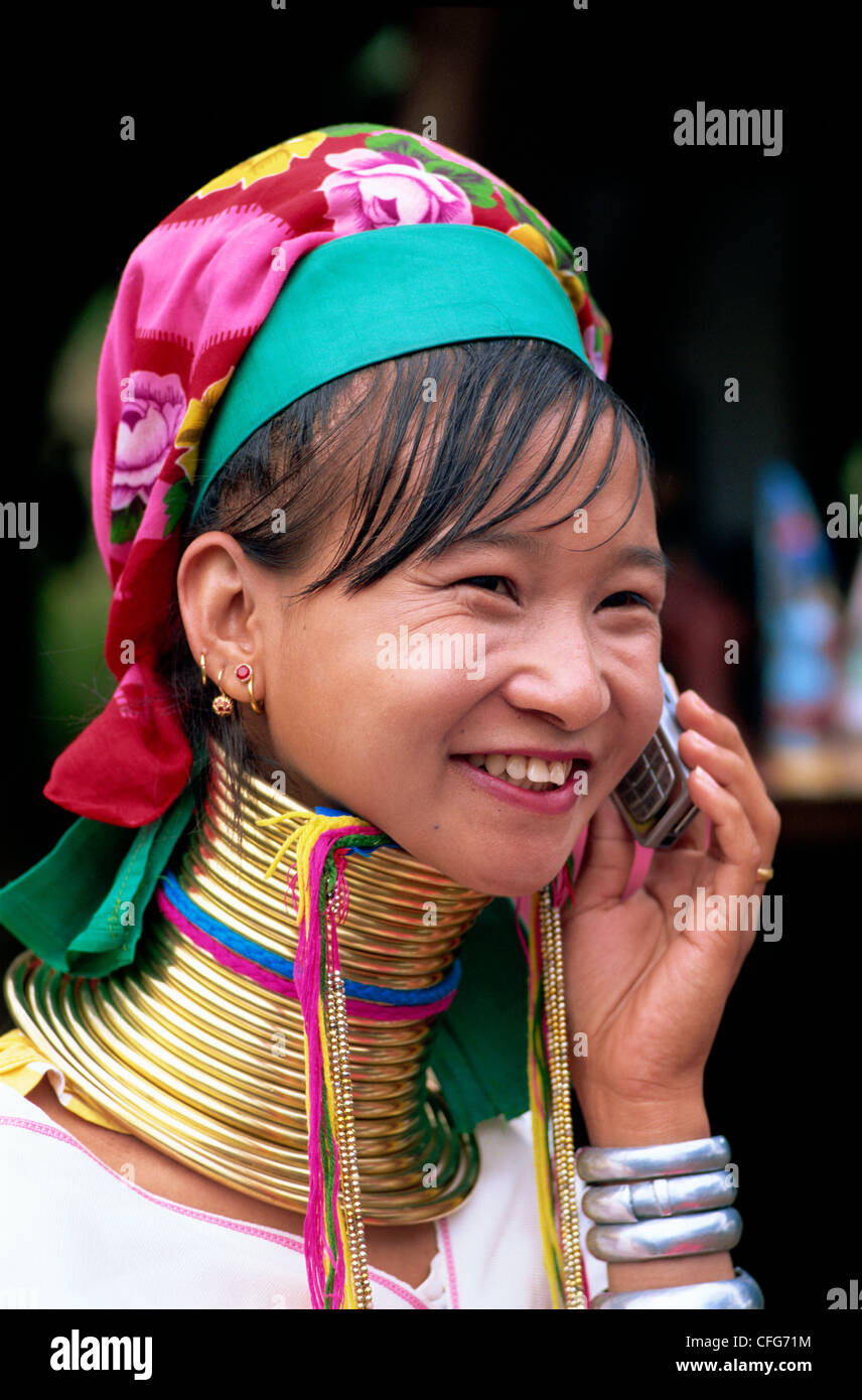 Thailand, Goldenes Dreieck, Chiang Rai, lange Hals Karen Hilltribe, lange Hals Frau auf dem Handy Stockfoto