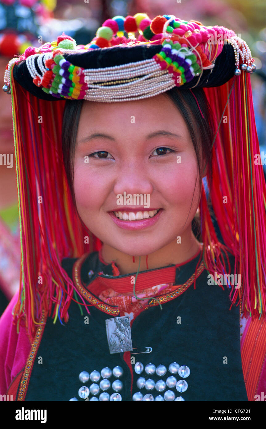 Thailand, Goldenes Dreieck, Chiang Rai, Lisu Hilltribe Mädchen tragen traditionelle Kopfbedeckung Stockfoto