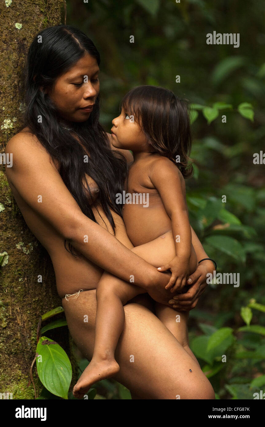 Indische Frauen der Huaorani & Kind, Norma & Romelia Kaiga. Gabaro Gemeinschaft, Yasuni Nationalpark, Amazonas, Ecuador Stockfoto