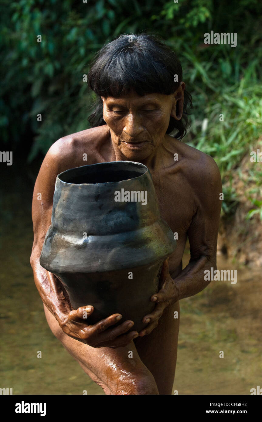 Huaorani Indianerin mit Ton-Topf für den Transport von Wasser aus dem Fluss. Gabaro Gemeinschaft, Yasuni NP, Amazonas, Ecuador Stockfoto