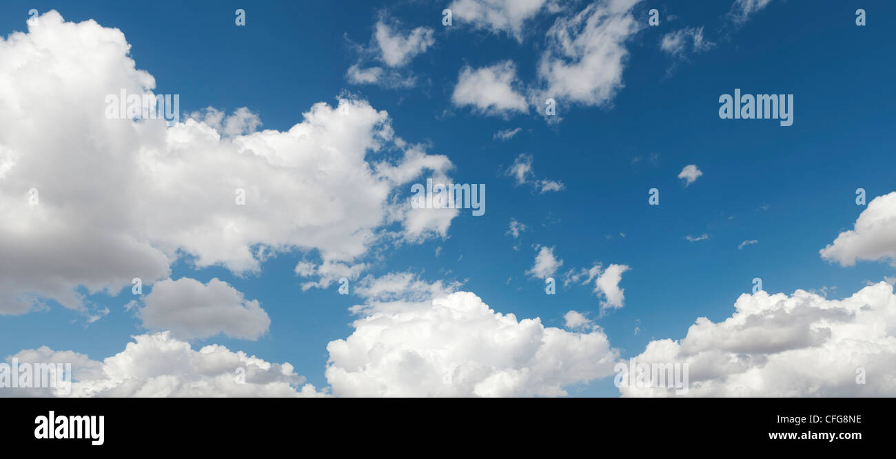 Altocumulus undulatus und Cumuluswolken. Blaue Wolke Himmel Panoramablick. Indien Stockfoto