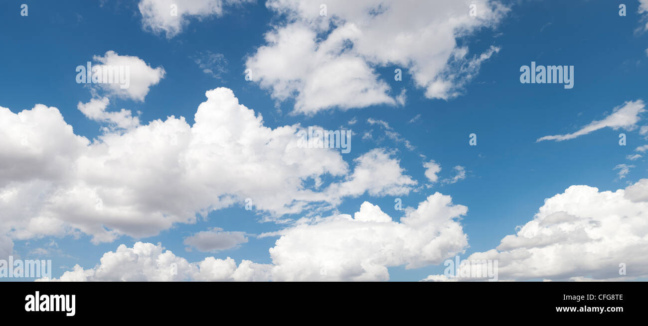 Altocumulus undulatus und Cumuluswolken. Blaue Wolke Himmel Panoramablick. Indien Stockfoto