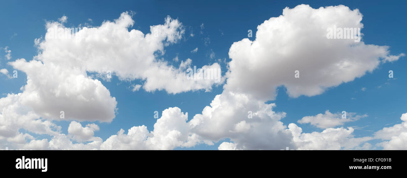 Altocumulus undulatus und Cumuluswolken. Blaue Wolke Himmel Panoramablick. Indien Stockfoto Altocumulus undulatus und Cumuluswolken. Blaue Wolke Himmel Panoramablick. Indien Stockfoto