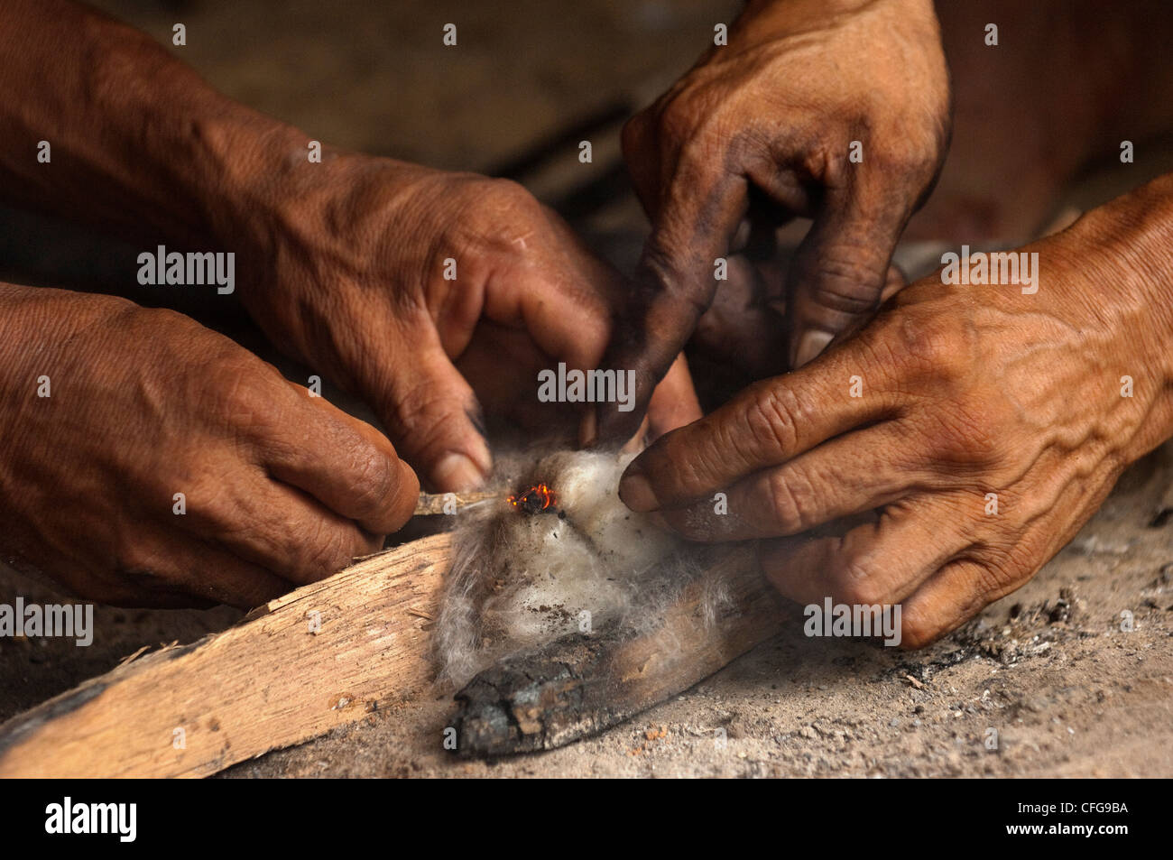 Huaorani Indianer Feuer machen. Gabaro Gemeinschaft, Yasuni Nationalpark, Amazonas Regenwald, Ecuador, Südamerika. Stockfoto