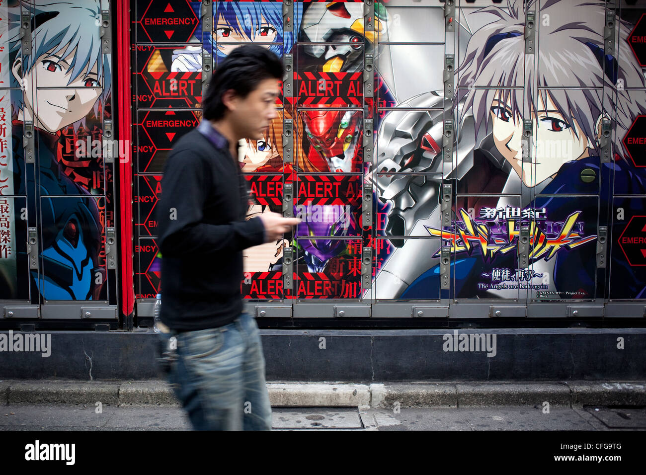 Japaner zu Fuß durch Akihabara Bezirk vorbei an Mango-Art in Tokio Stockfoto