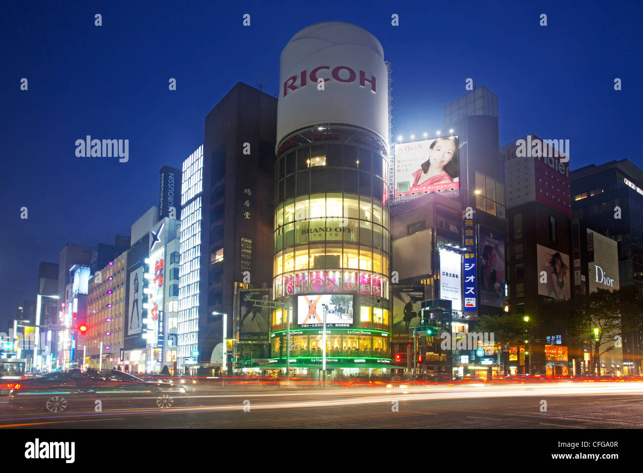 Ginza Geschäfts- und Einkaufsviertel in der Nacht, Tokio Stockfoto