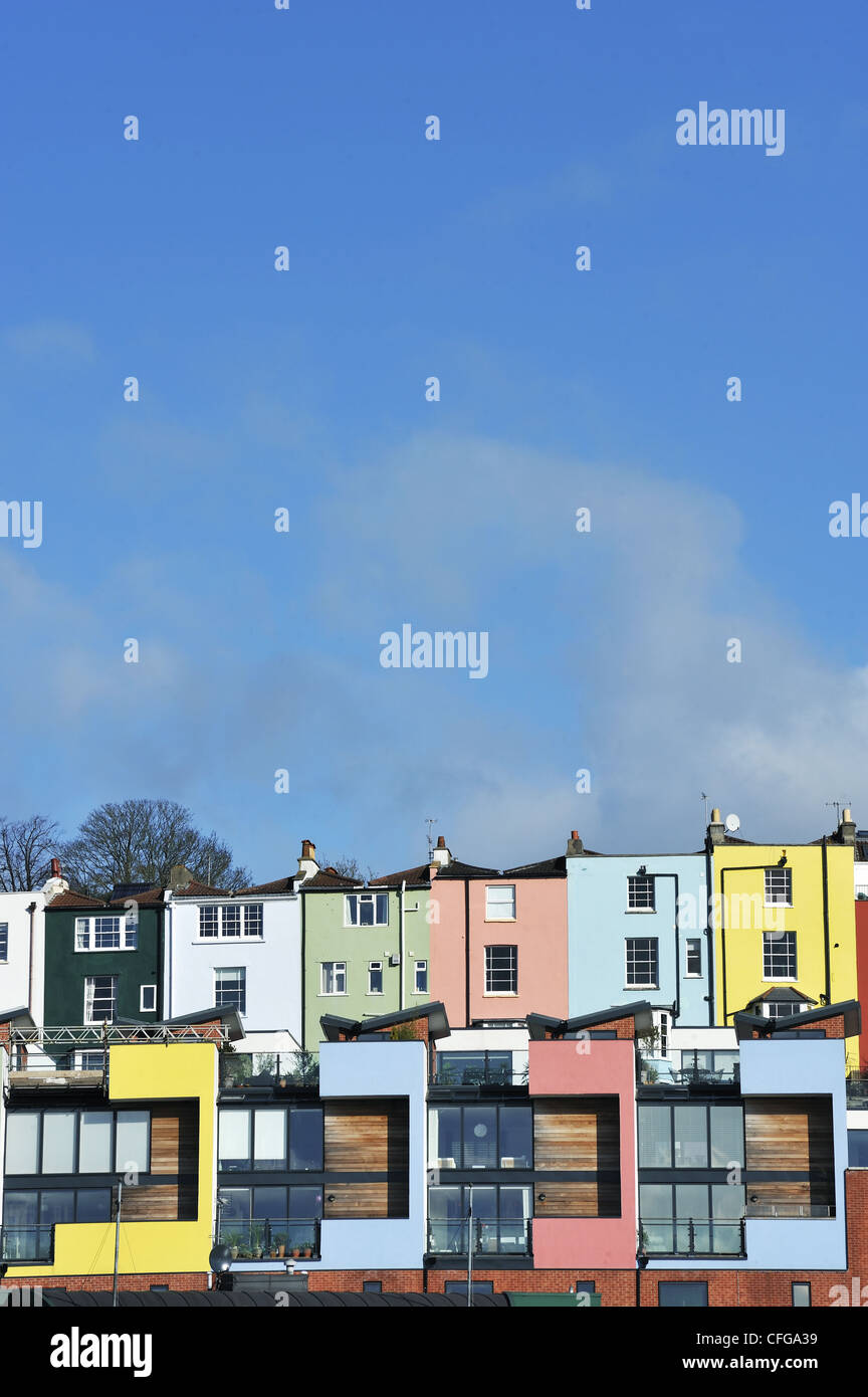 Neue und alte Gehäuse durch Bristol Harbourside & Docks, Avon, England Stockfoto