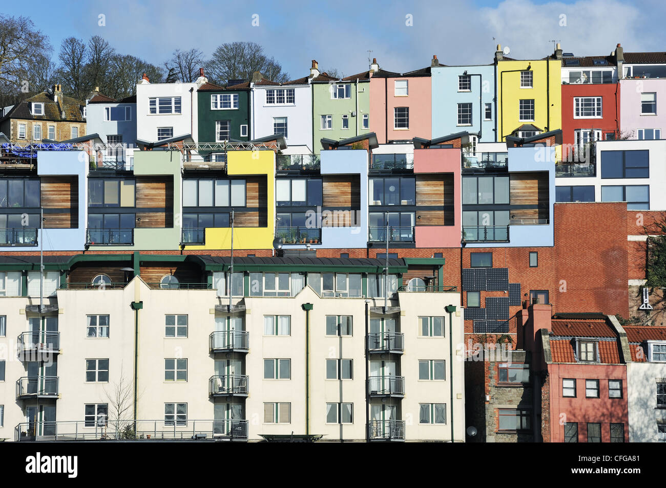 Neue und alte Gehäuse durch Bristol Harbourside & Docks, Avon, England Stockfoto