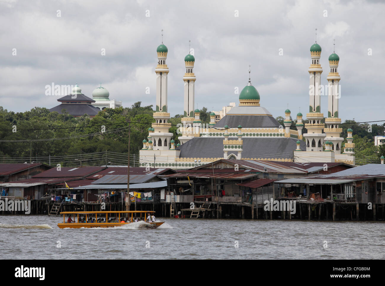 Touristenboot vorbei die Jame' Asr Hassanil Bolkiah Moschee in Bandar Seri Begawan, Brunei Stockfoto