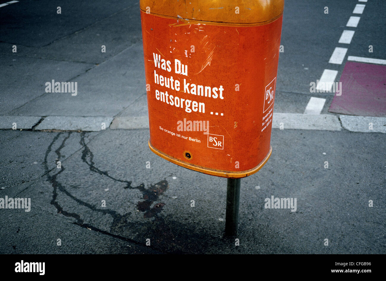 Abfallbehälter in einer Straße in Berlin. Stockfoto