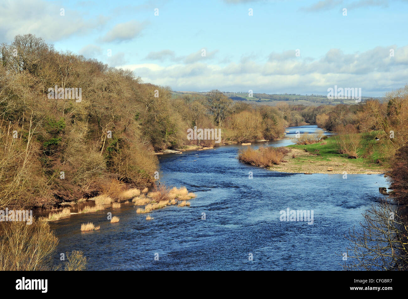 Fluss Wye bei Hay on Wye, die Welt berühmte Stadt der Bücher und die Heimat der Hay Festival. Anfang März fotografiert. Stockfoto