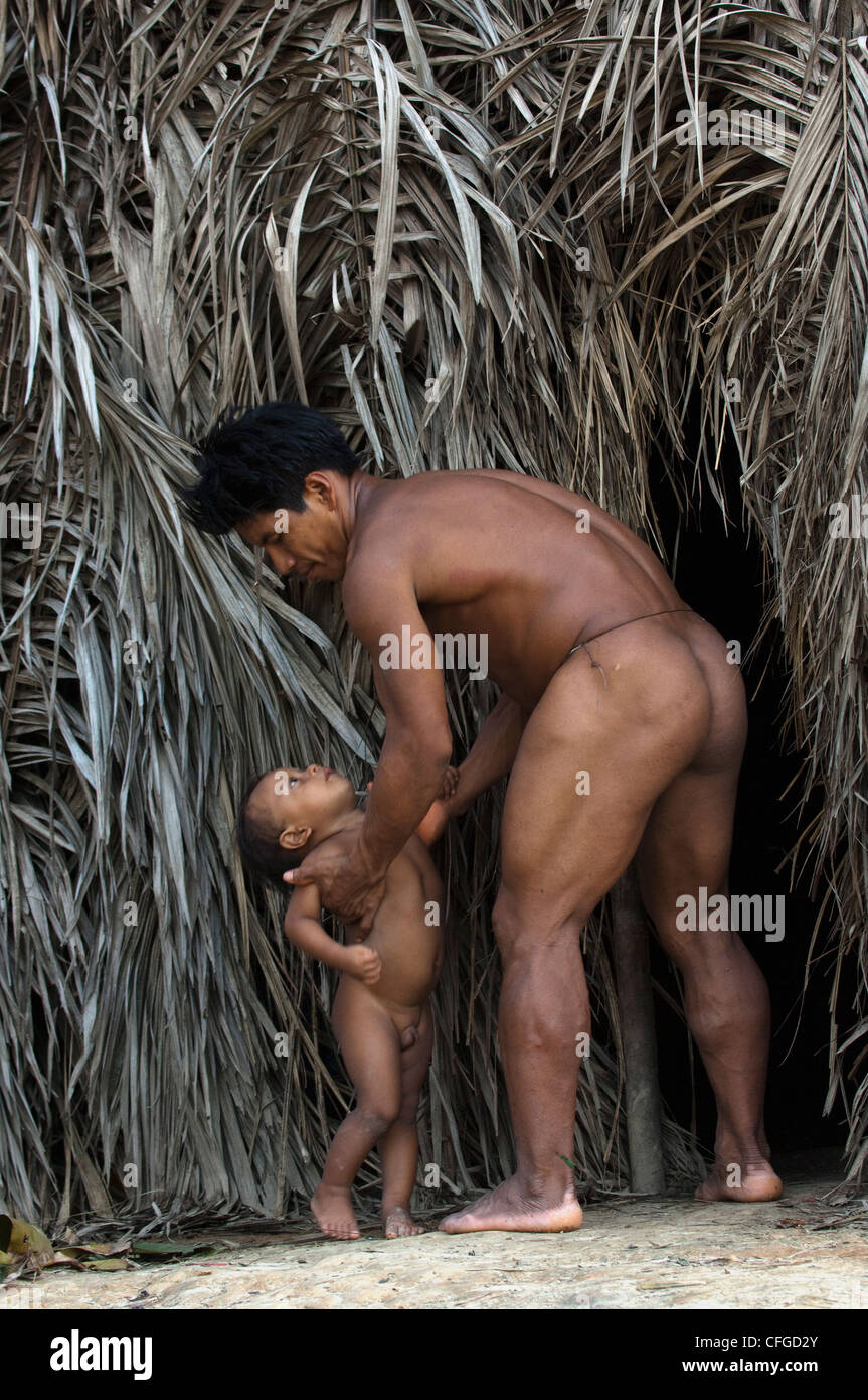 Huaorani Inder, Boya Apika und sein Kind. Bameno Gemeinschaft, Yasuni Nationalpark, Amazonas Regenwald, Ecuador, Südamerika. Stockfoto