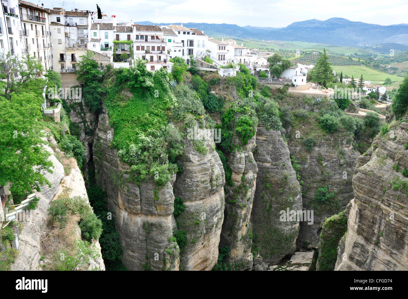 Spanien - Malaga Provinz - Ronda - Altstadt über die El Tajo Schlucht des Rio Gudalevin - Kulisse Serrania de Ronda Berg Stockfoto