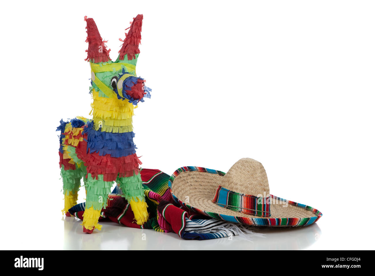 Mexikanische Sarape, Sombrero und Piñata auf weißem Hintergrund mit Textfreiraum Stockfoto
