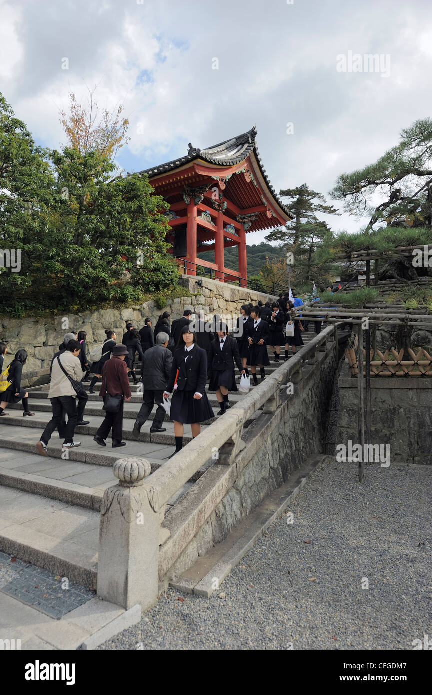 Touristen und Schulmädchen auf Kiyomizu-Dera Tempel Boden, Kyoto, Japan Stockfoto