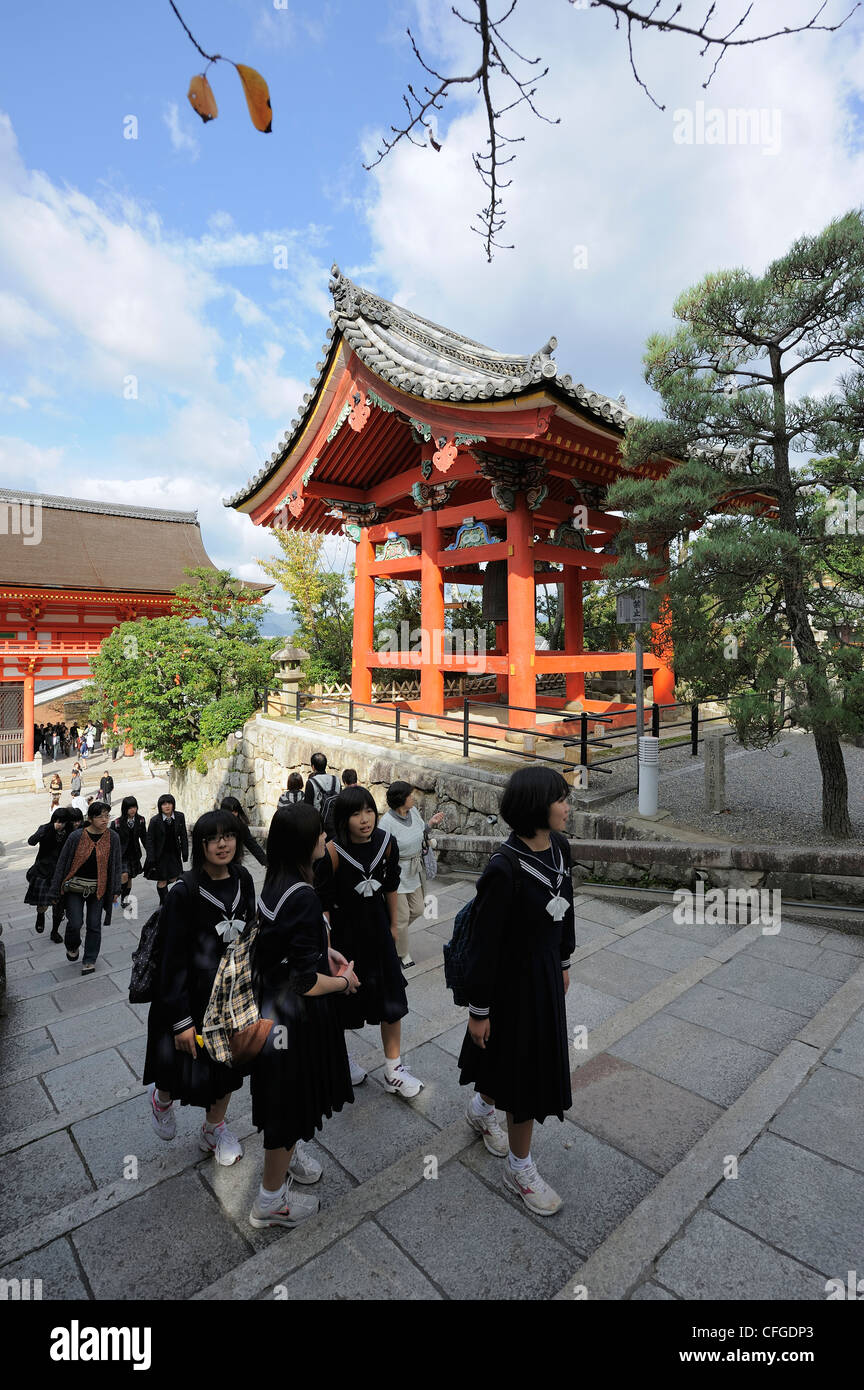 Touristen und Schulmädchen auf Kiyomizu-Dera Tempel Boden, Kyoto, Japan Stockfoto