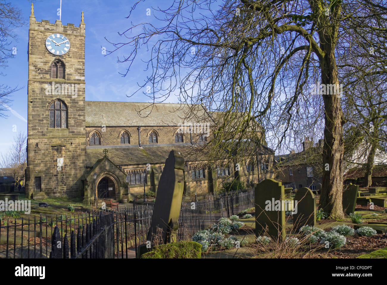 St Michaels und alle Engel Pfarrkirche und Friedhof in Haworth, West Yorkshire, England, UK Stockfoto