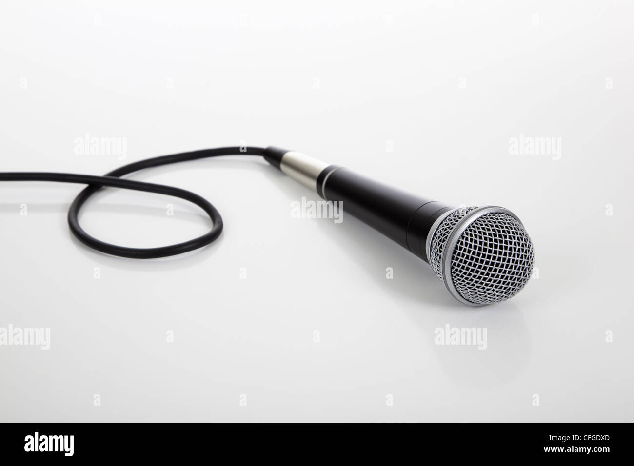 Ein schwarz-silberne Mikrofon auf einem weißen Hintergrund Stockfoto