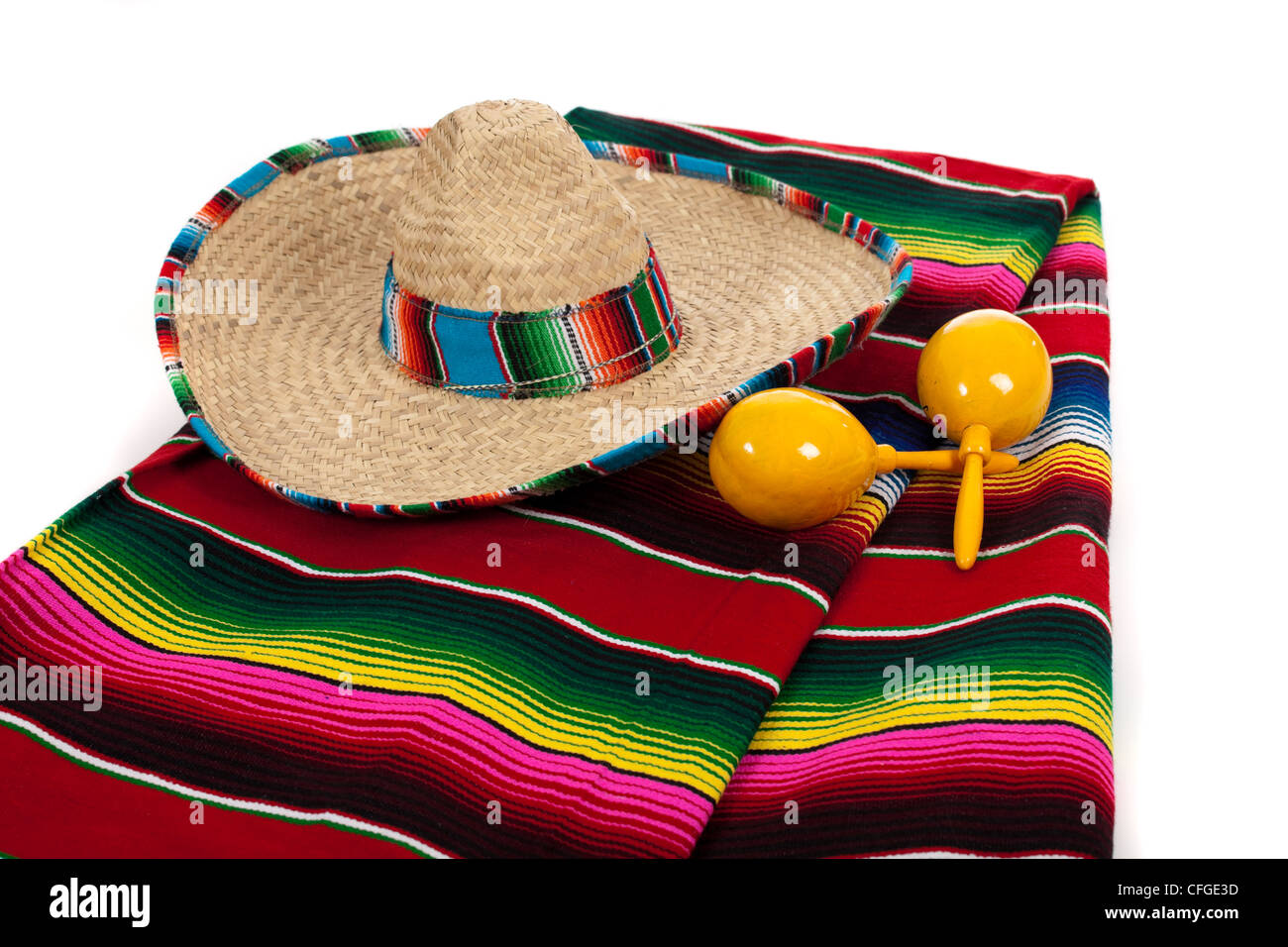 Mexikanische Sarape, Sombrero und gelb Maracas auf weißem Hintergrund Stockfoto