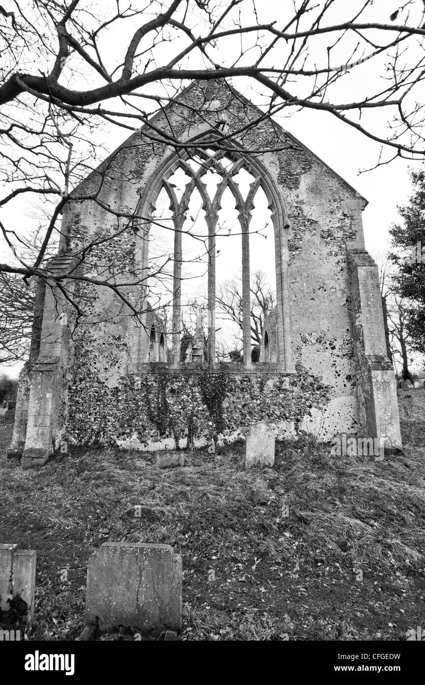 Die Ruine der verlassenen Kirche ist St. Mary am Tivetshall in Norfolk, East Anglia, England. Schwarz und weiß. B&W Stockfoto