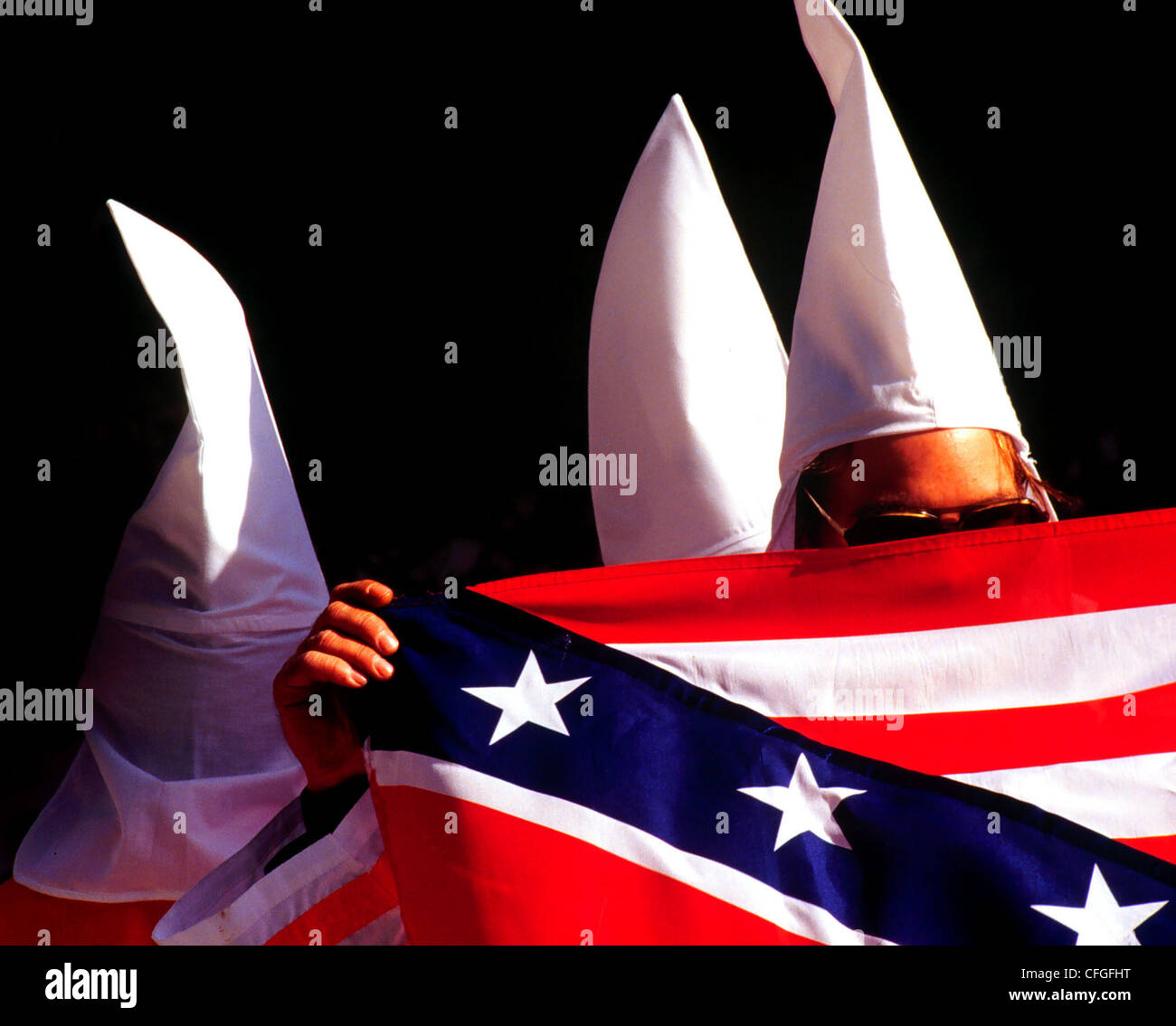 Mitgliedern des Ku Klux Klan abzuwenden, die Kameras oder verbergen ihre Gesichter während einer Kundgebung in New York City statt Stockfoto