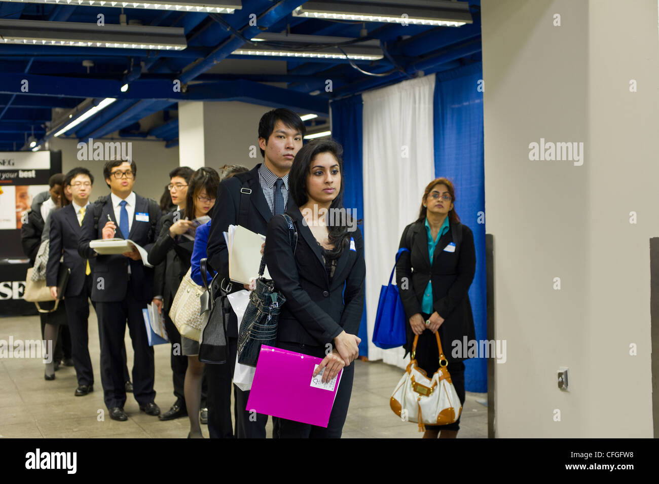 Jobsuchende besuchen eine Jobmesse in Midtown in New York Stockfoto