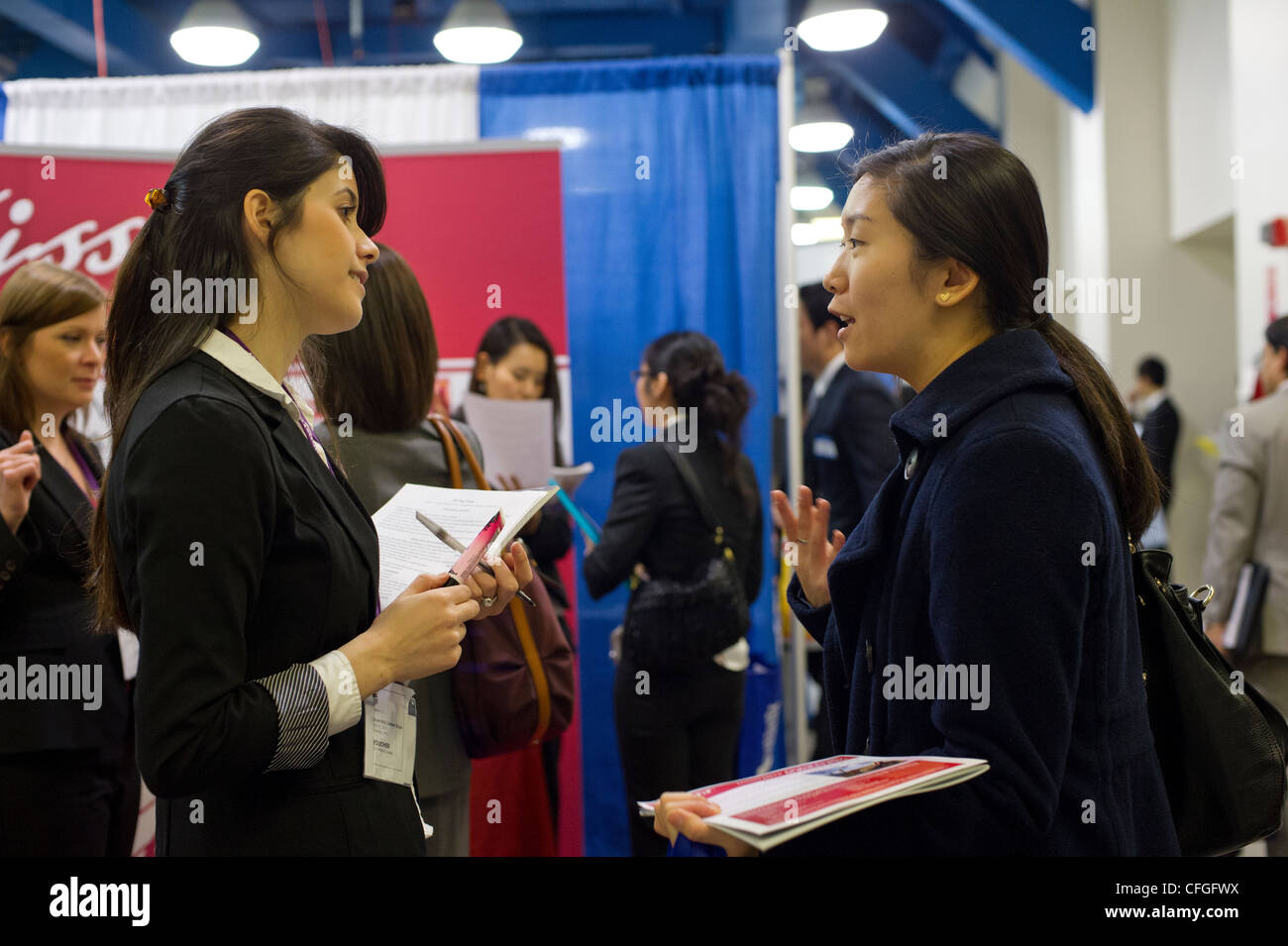 Jobsuchende besuchen eine Jobmesse in Midtown in New York Stockfoto