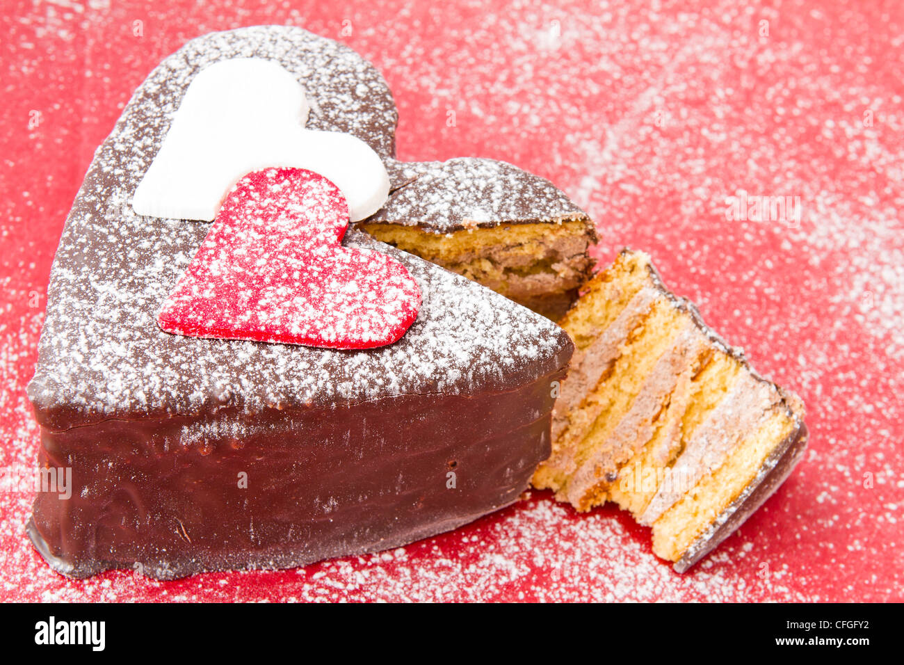 Ein Schokolade-Kuchen auf rotem Teller in Herzform Stockfoto