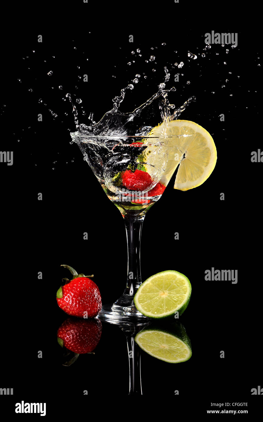 Erdbeere Spritzwasser in Getränk auf schwarzem Hintergrund isoliert Stockfoto