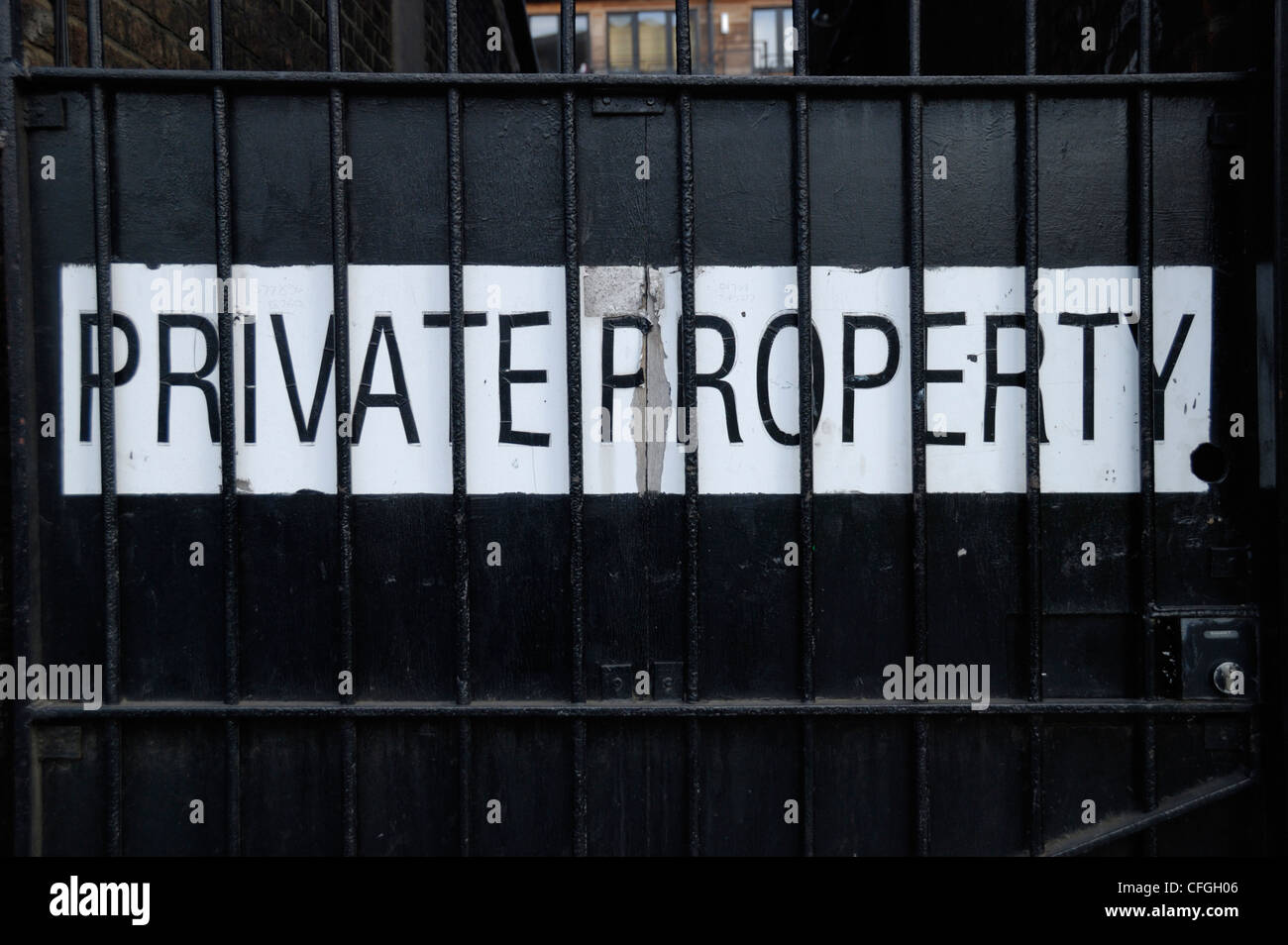 "Private Property" Zeichen auf ein Eisentor Stockfoto