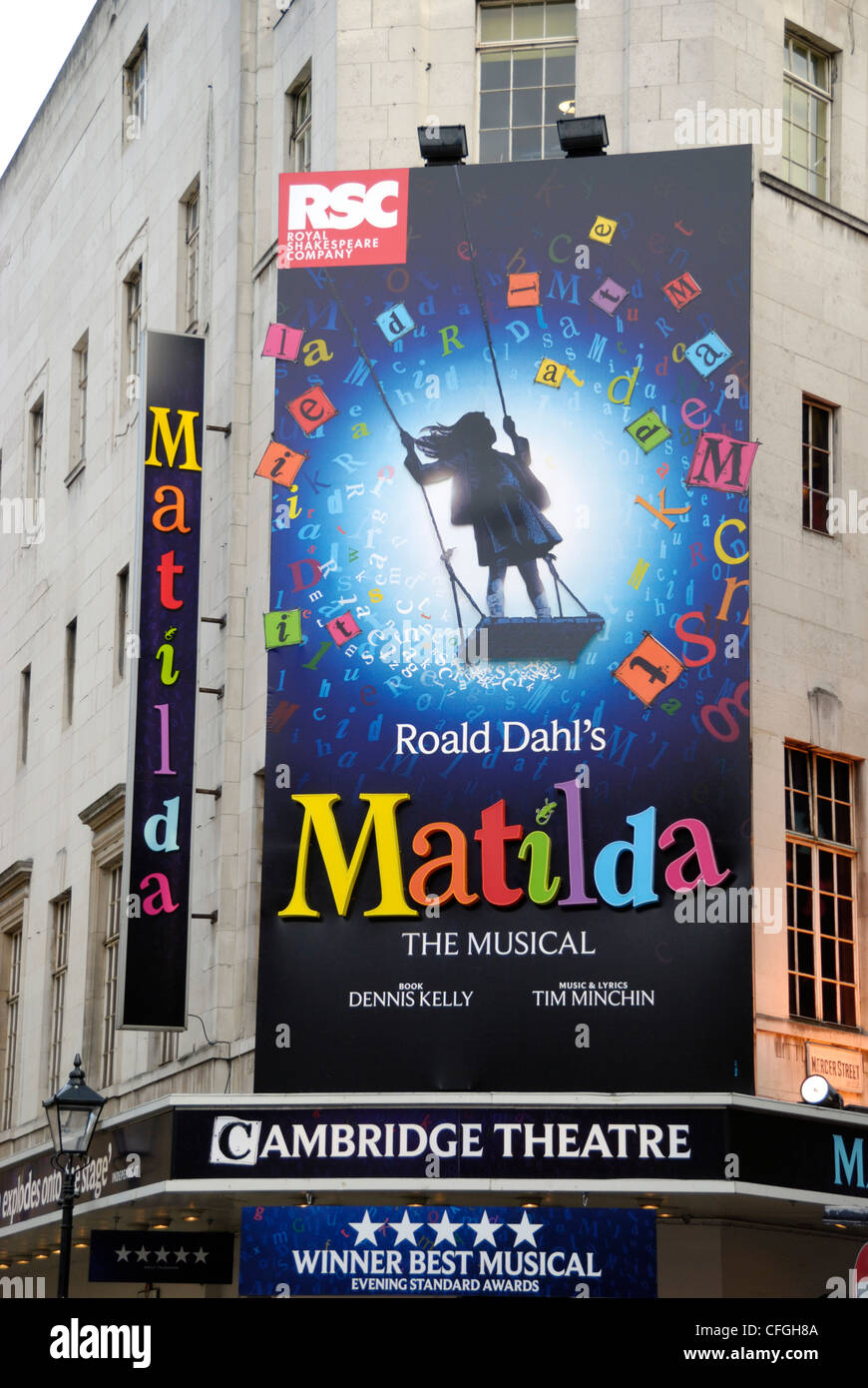Plakat zur Förderung der West End-Musical "Matilda" außerhalb der Cambridge Theatre, London, England Stockfoto